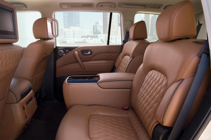Интерьер Infiniti QX80 5.6 2018 года  (фото 32 из 117)
